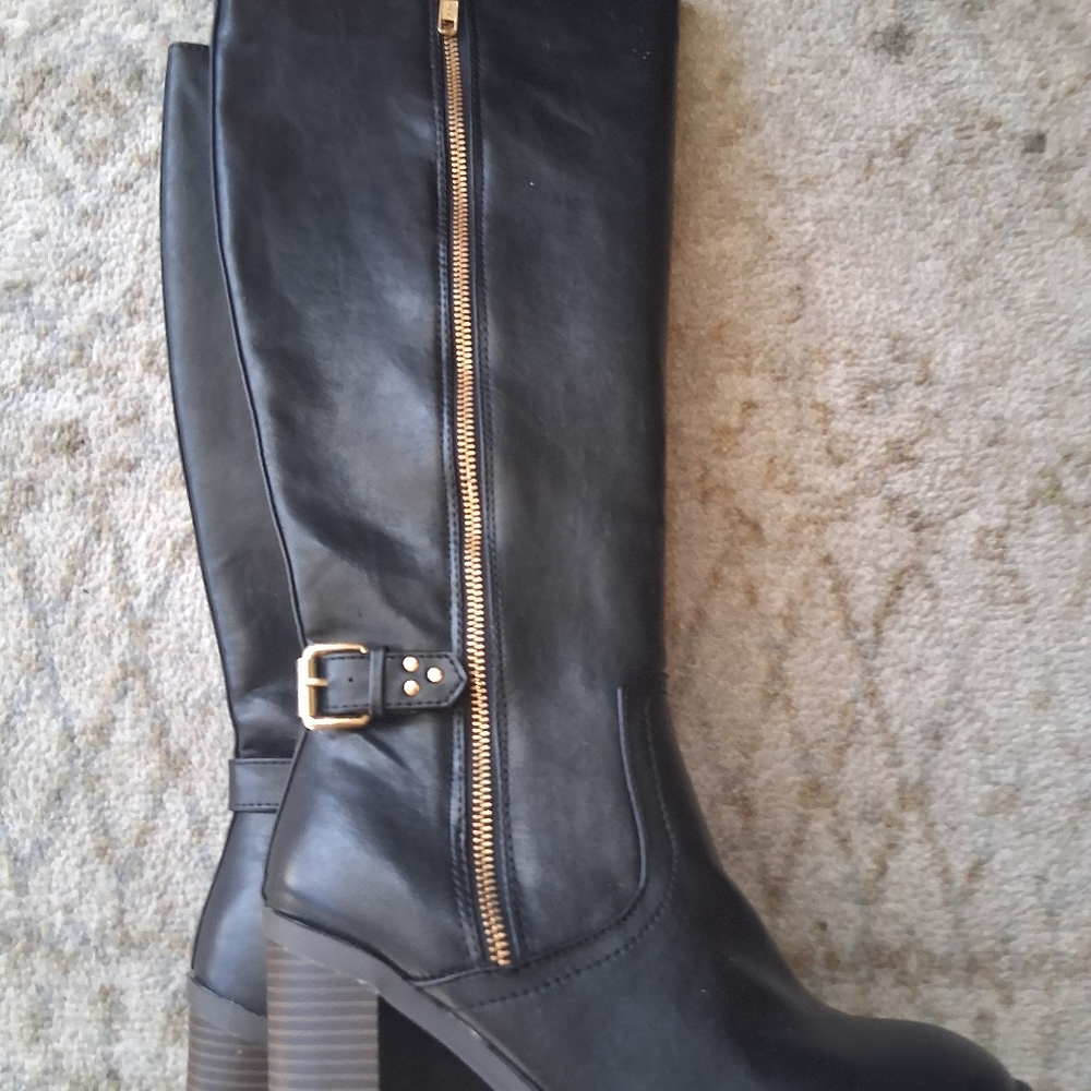 Kohl's Black and Gold Heeled Boots with Elegant Design